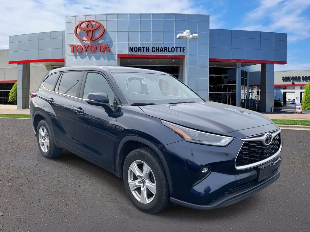 2023 Toyota Highlander LE's photo