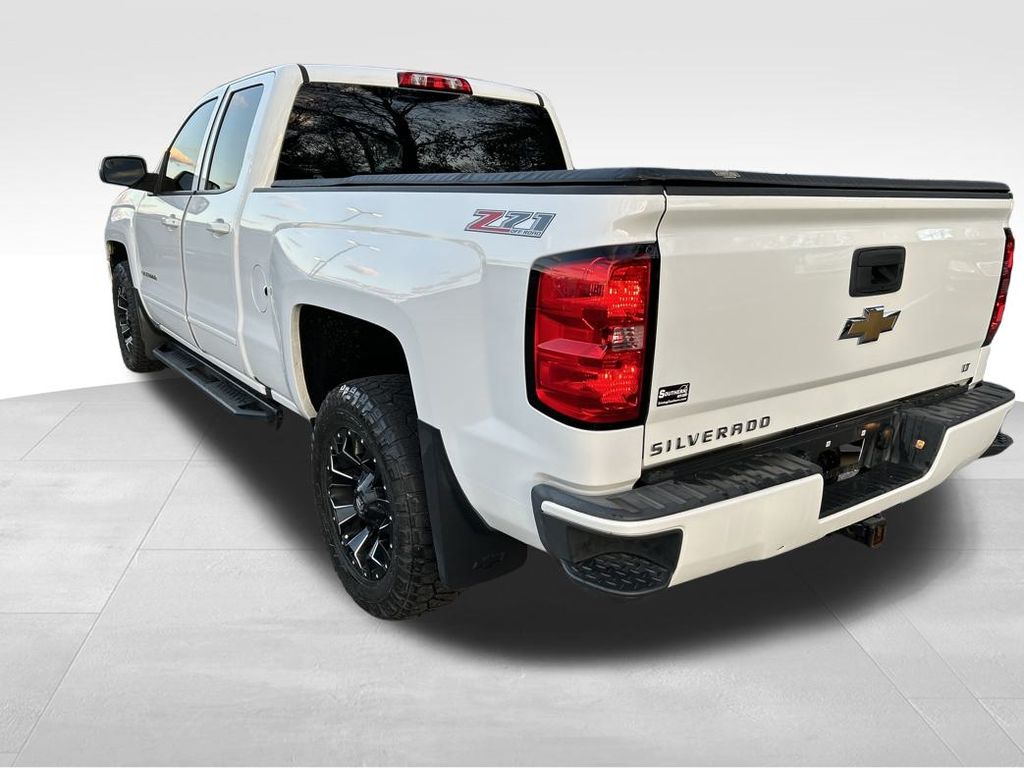 2017 Chevrolet Silverado 1500 LT photo 3