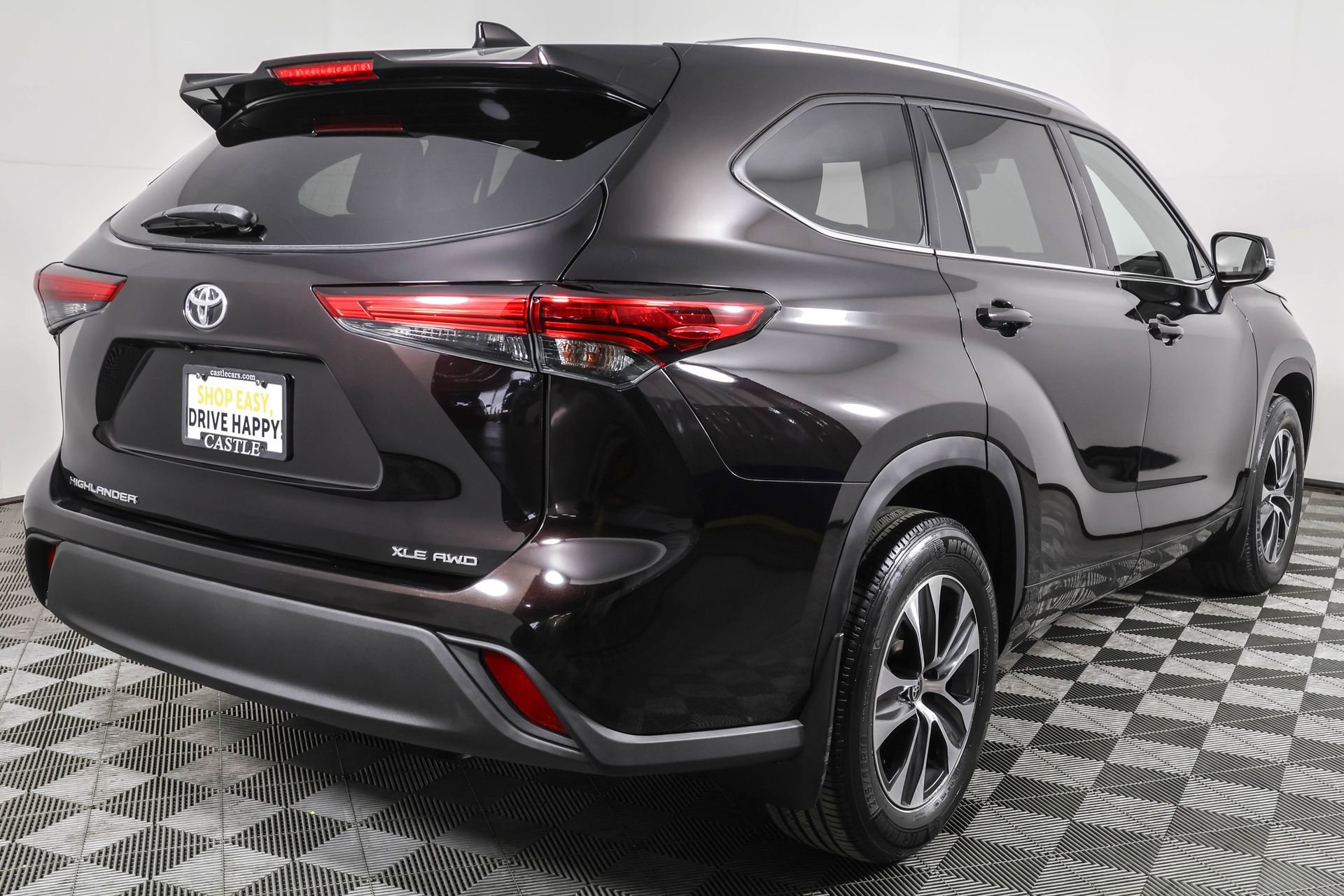 2021 Toyota Highlander XLE photo 2