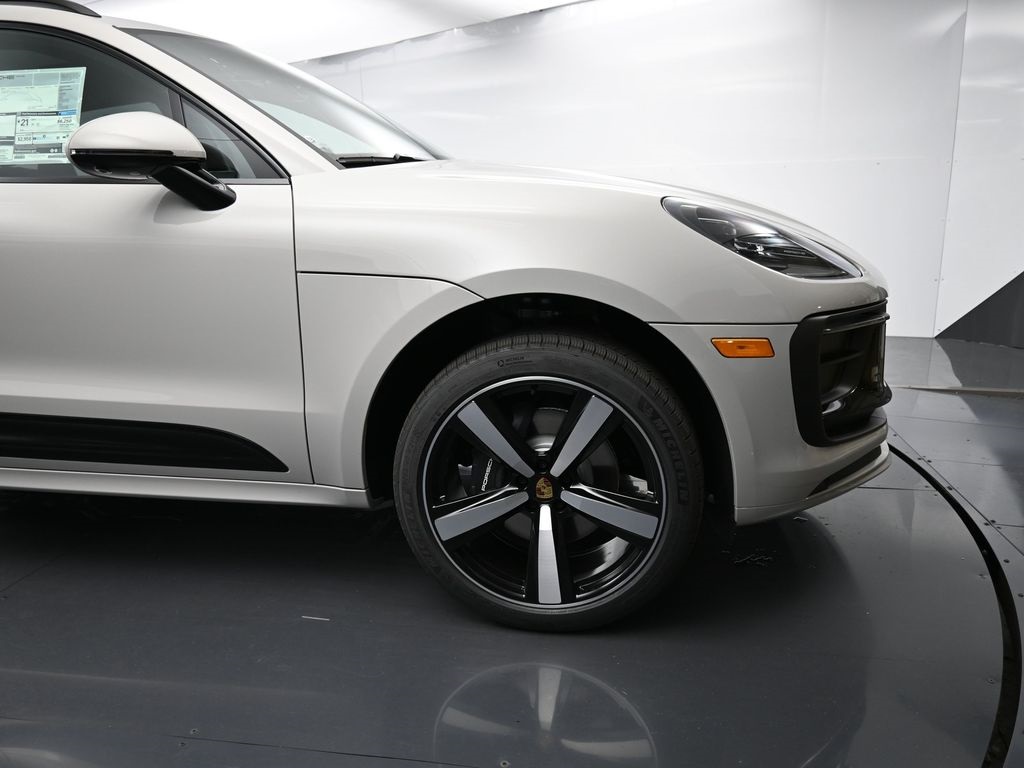 2026 Porsche Macan T photo 17