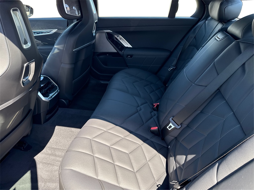 2026 Bmw 750e photo 9