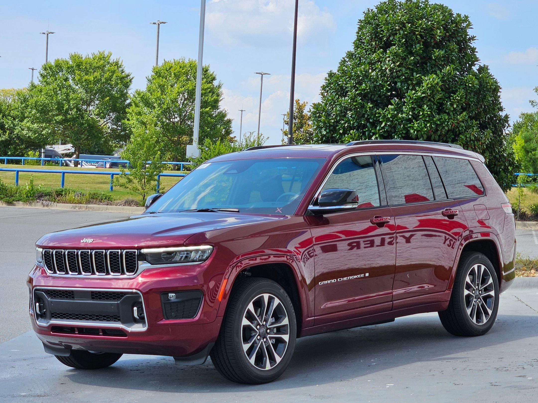 2025 Jeep Grand Cherokee Overland photo 3