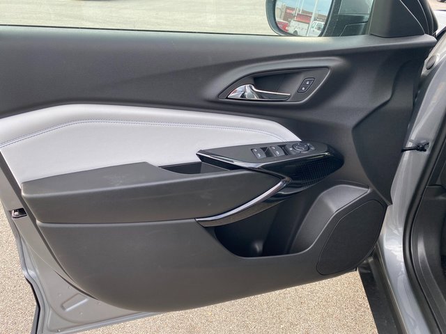 2025 Chevrolet Trax LT photo 16