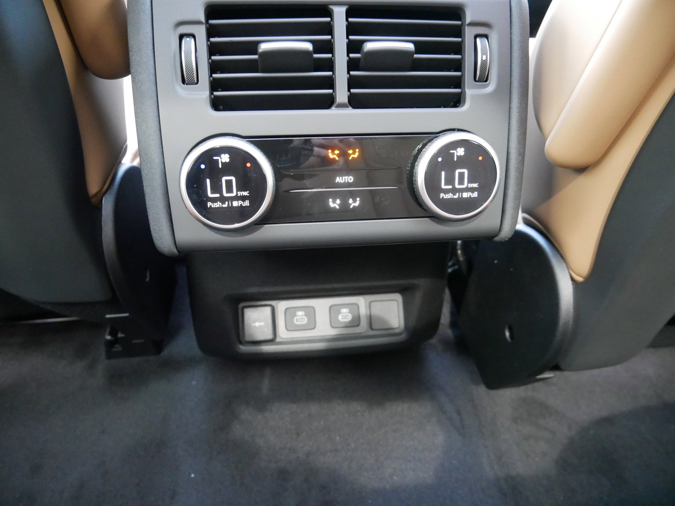 2025 Land Rover Discovery SE photo 3