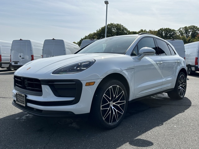 2024 Porsche Macan T photo 3