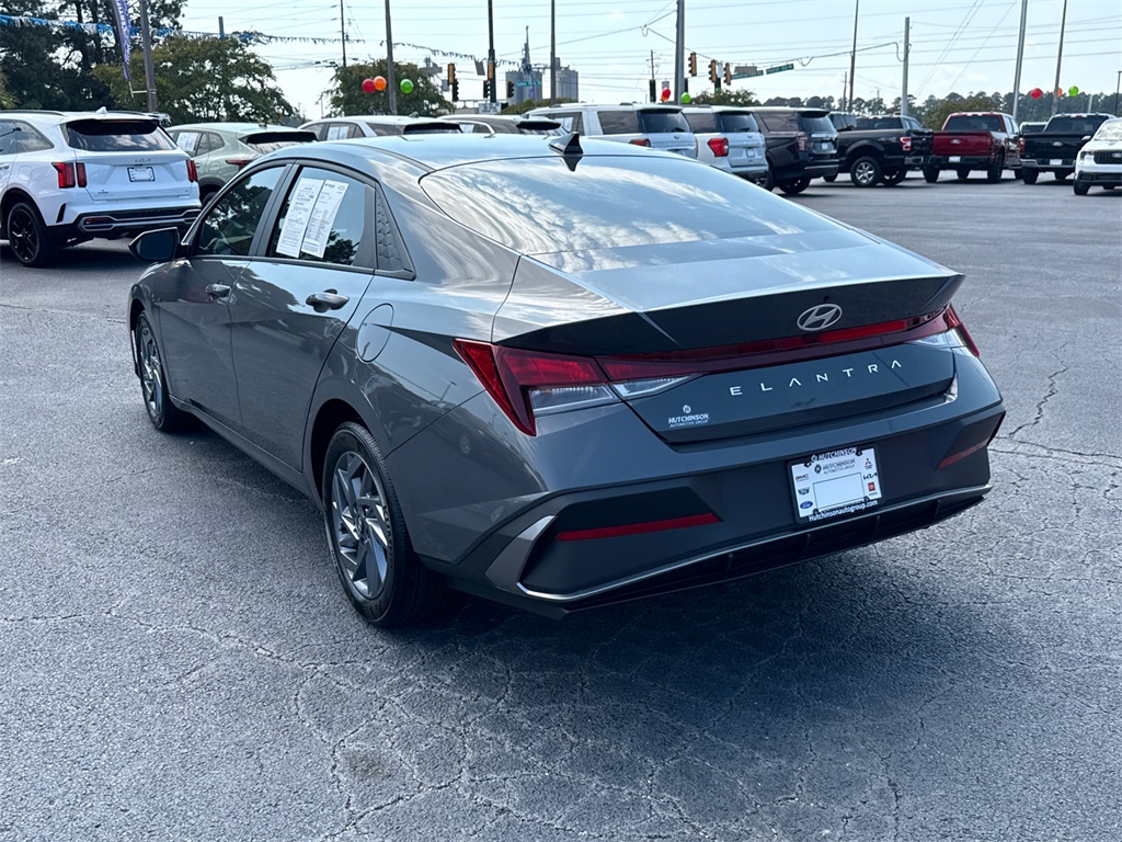 2024 Hyundai Elantra SEL photo 5