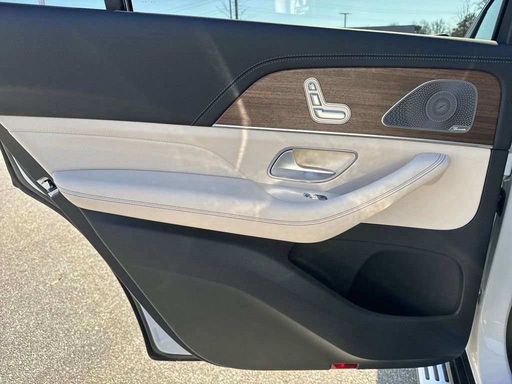 2025 Mercedes Benz GLS 450 4MATIC photo 21