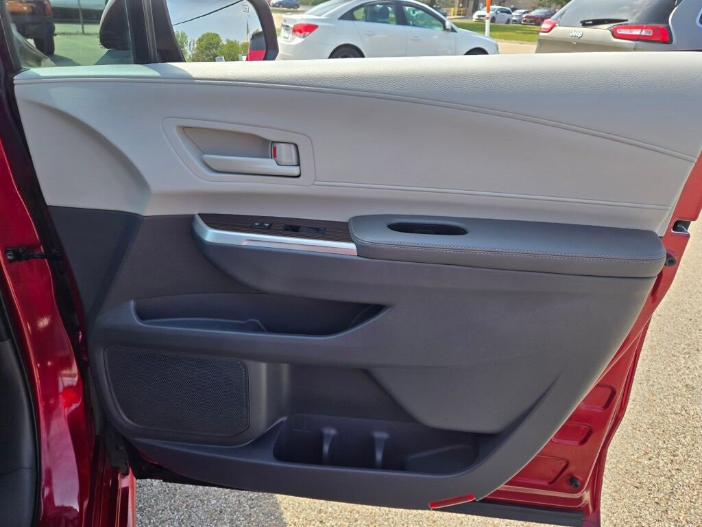 2021 Toyota Sienna LE photo 4
