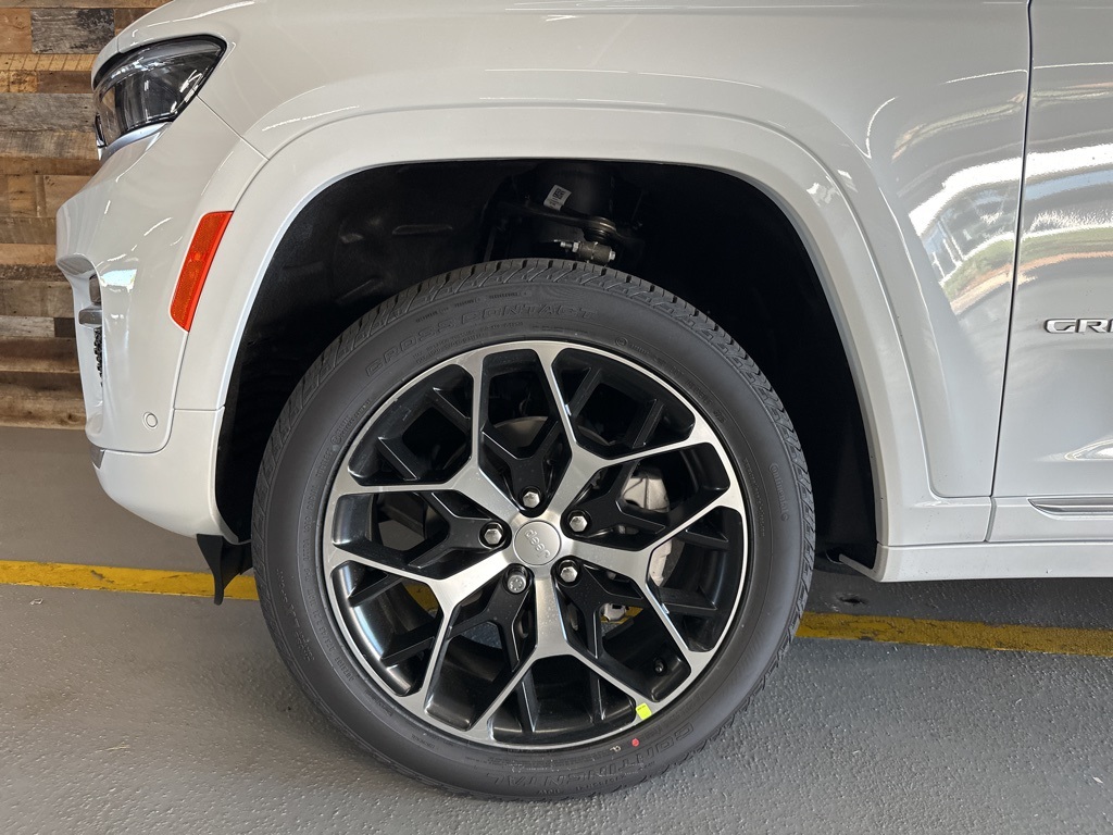 2025 Jeep Grand Cherokee Summit Reserve photo 3