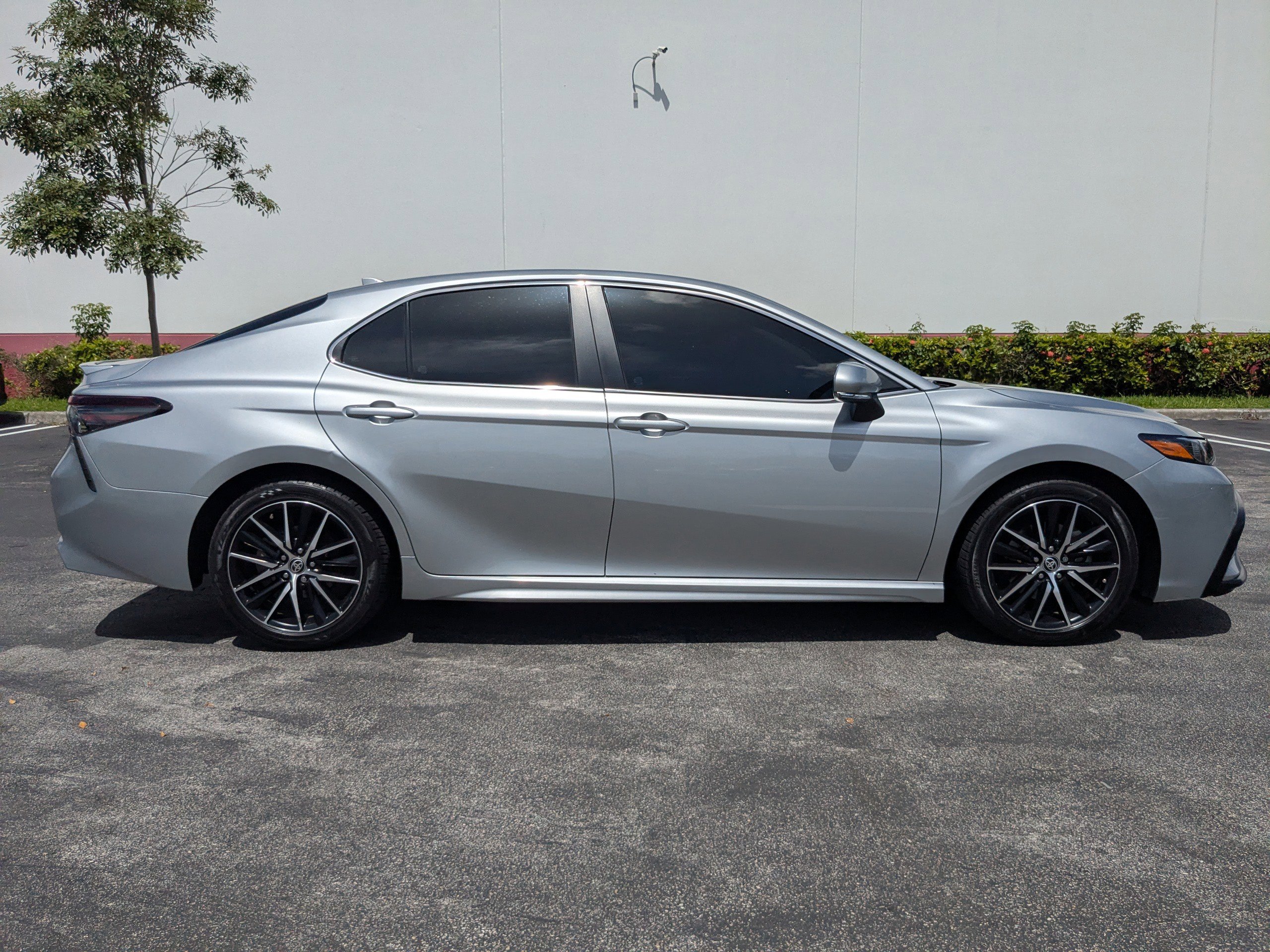 2023 Toyota Camry SE photo 3