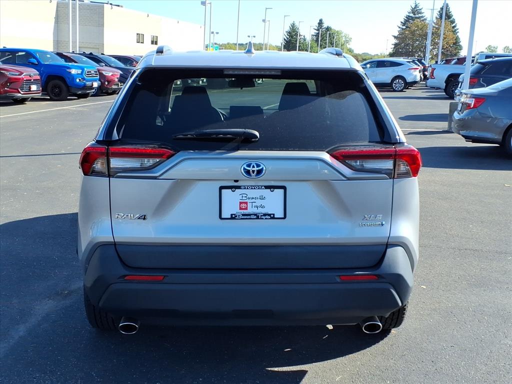 2021 Toyota RAV4 XLE photo 4
