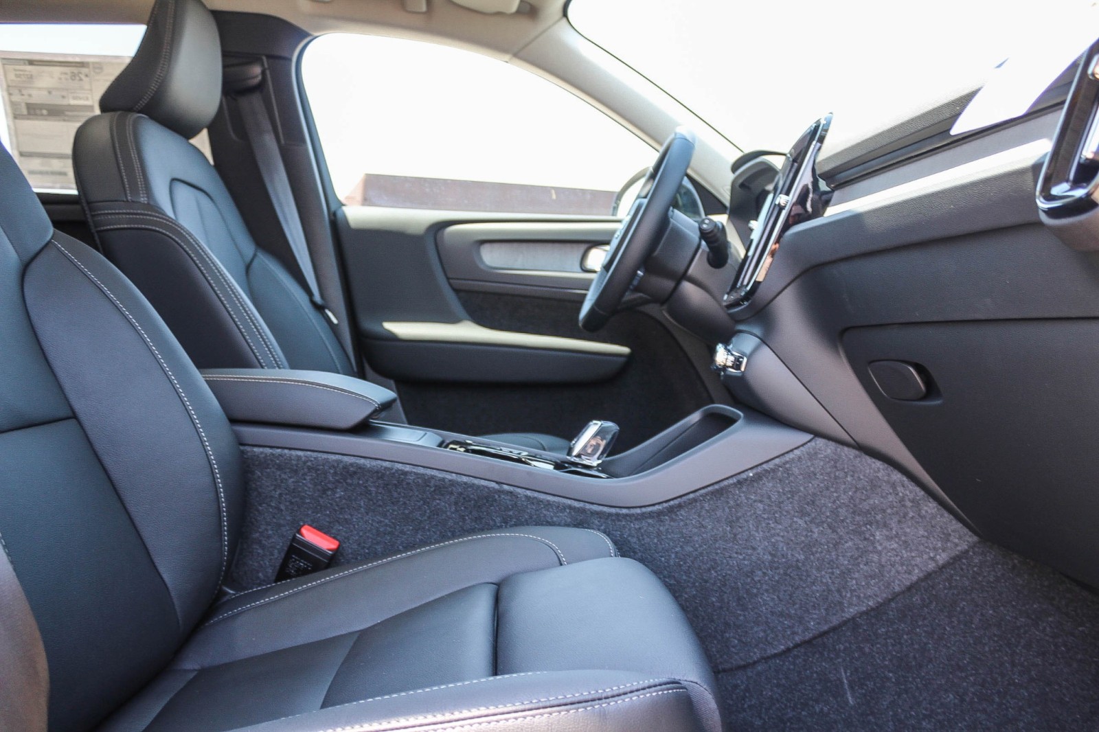2025 Volvo XC40 Plus photo 16