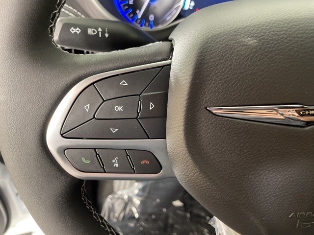 2025 Chrysler Pacifica photo 3
