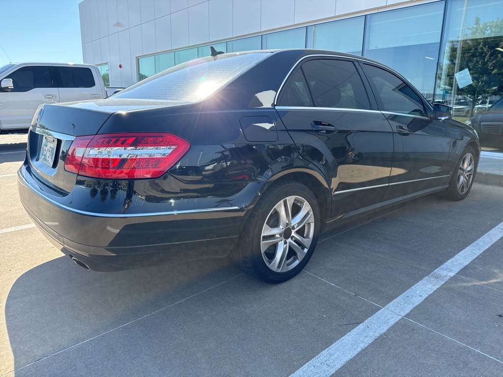 2010 Mercedes Benz E photo 3