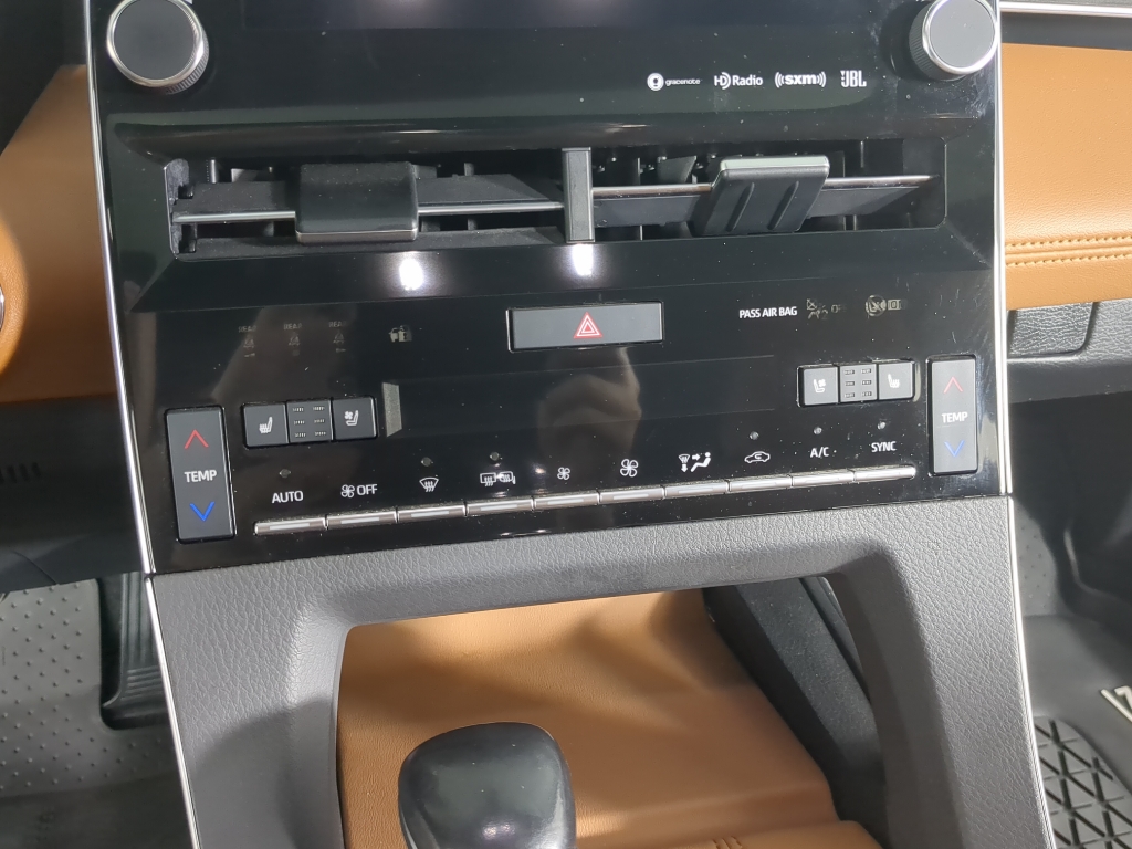 2020 Toyota Avalon Limited Hybrid photo 17