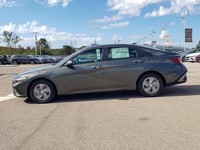2025 Hyundai Elantra SE photo 8