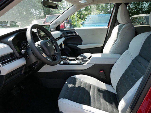 2025 Mitsubishi Outlander SE photo 3
