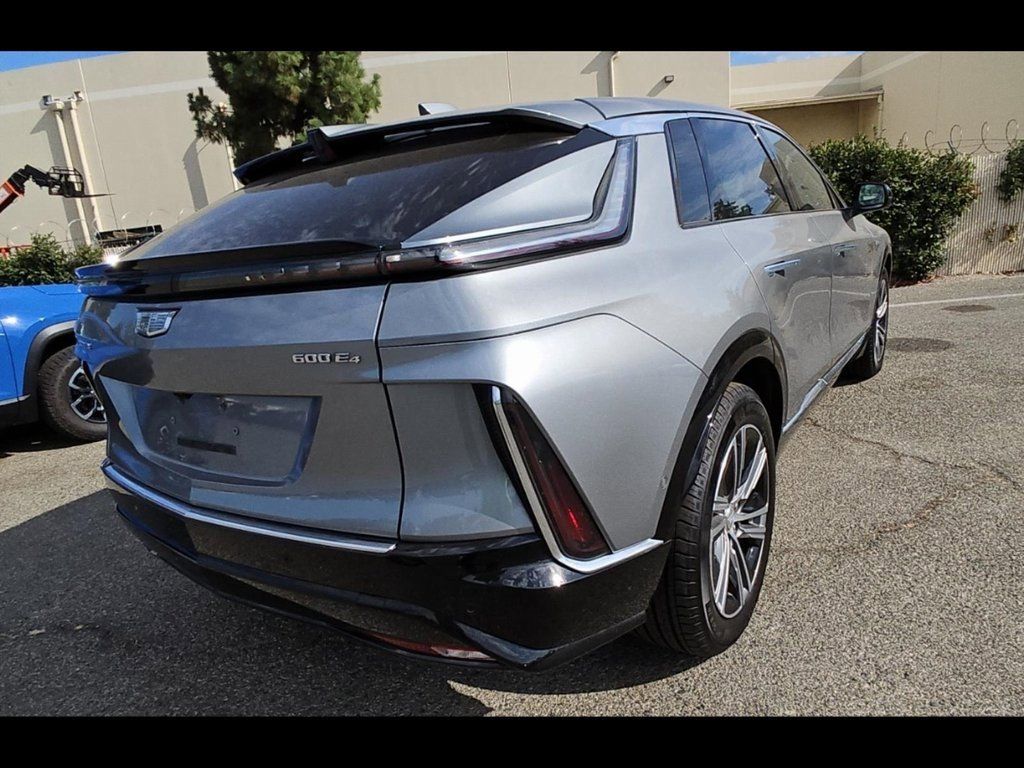 2024 Cadillac Lyriq Luxury photo 2