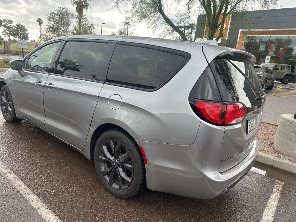 2020 Chrysler Pacifica Touring photo 4
