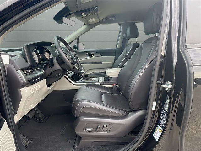 2024 Kia Carnival LX photo 40