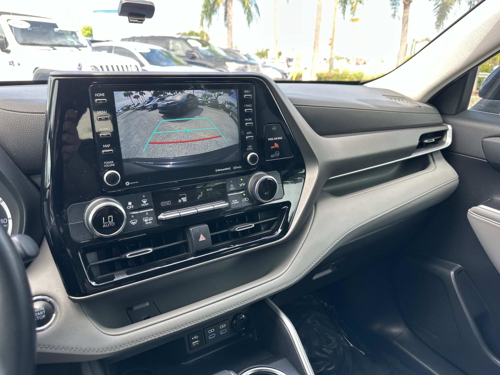 2022 Toyota Highlander LE photo 22