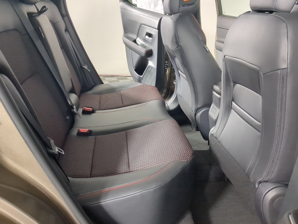 2025 Nissan Kicks SR photo 14