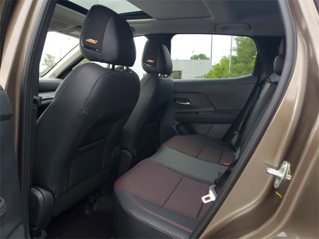 2025 Nissan Kicks SR photo 6