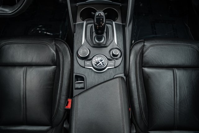 2019 Alfa Romeo Giulia Base photo 22