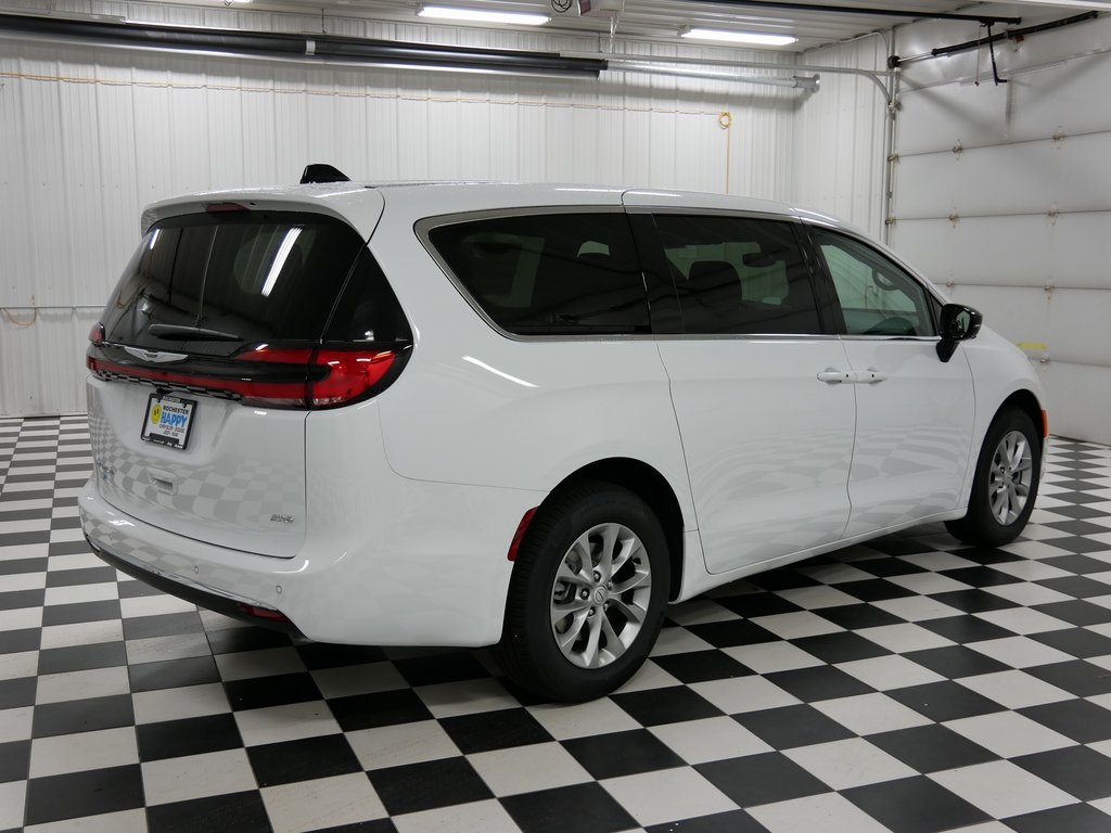 2026 Chrysler Pacifica photo 2