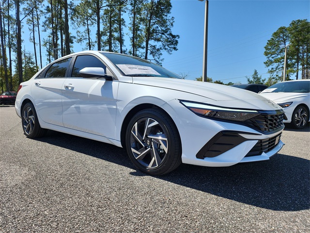2025 Hyundai Elantra SEL's photo