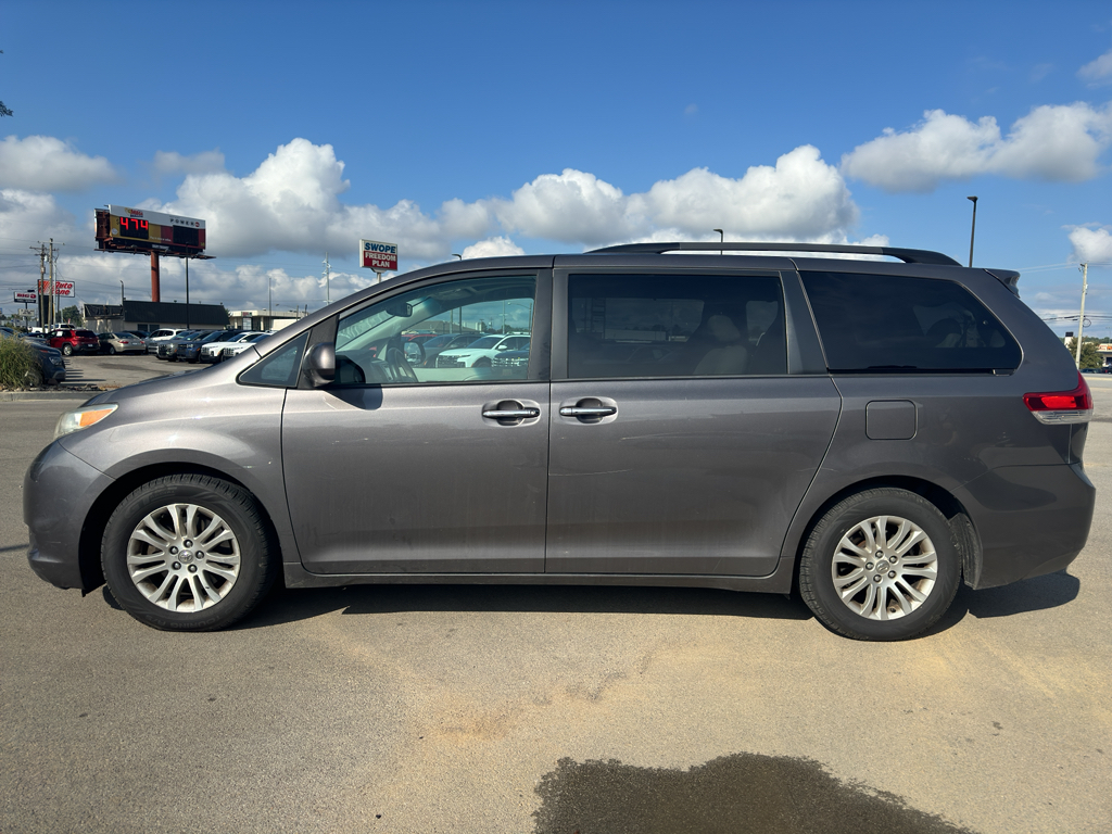 2014 Toyota Sienna XLE photo 4