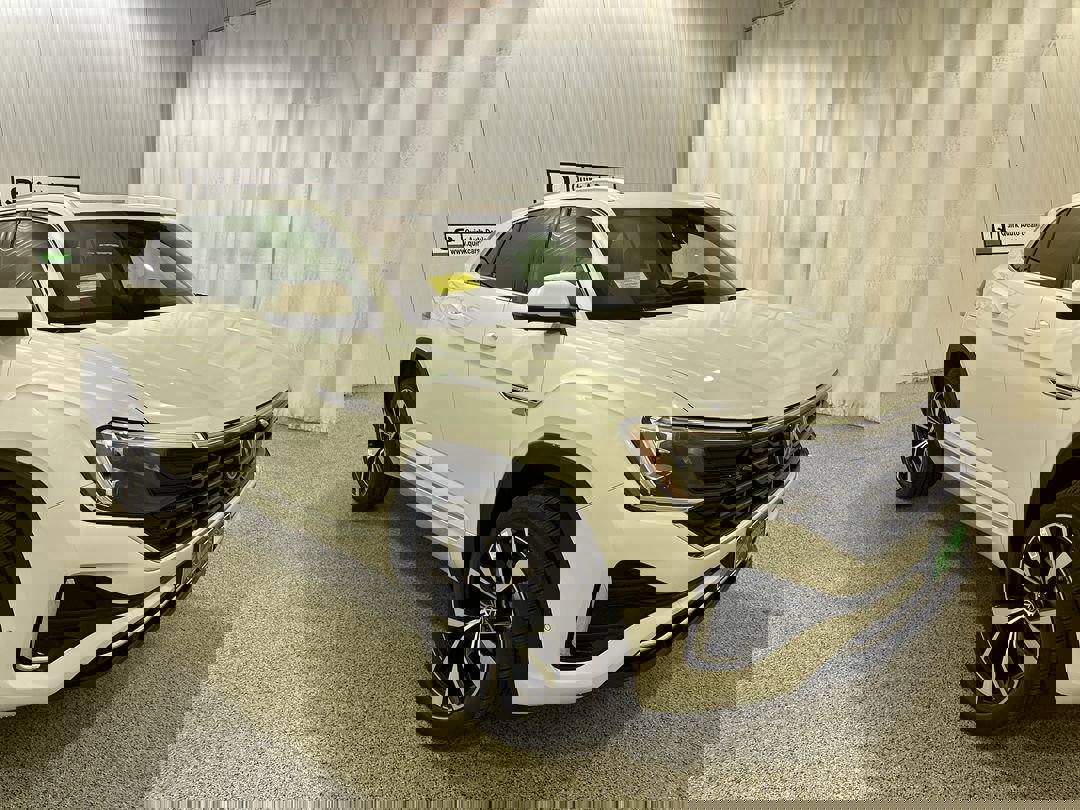 2026 Volkswagen Atlas Cross Sport SEL Premium R-LINE's photo