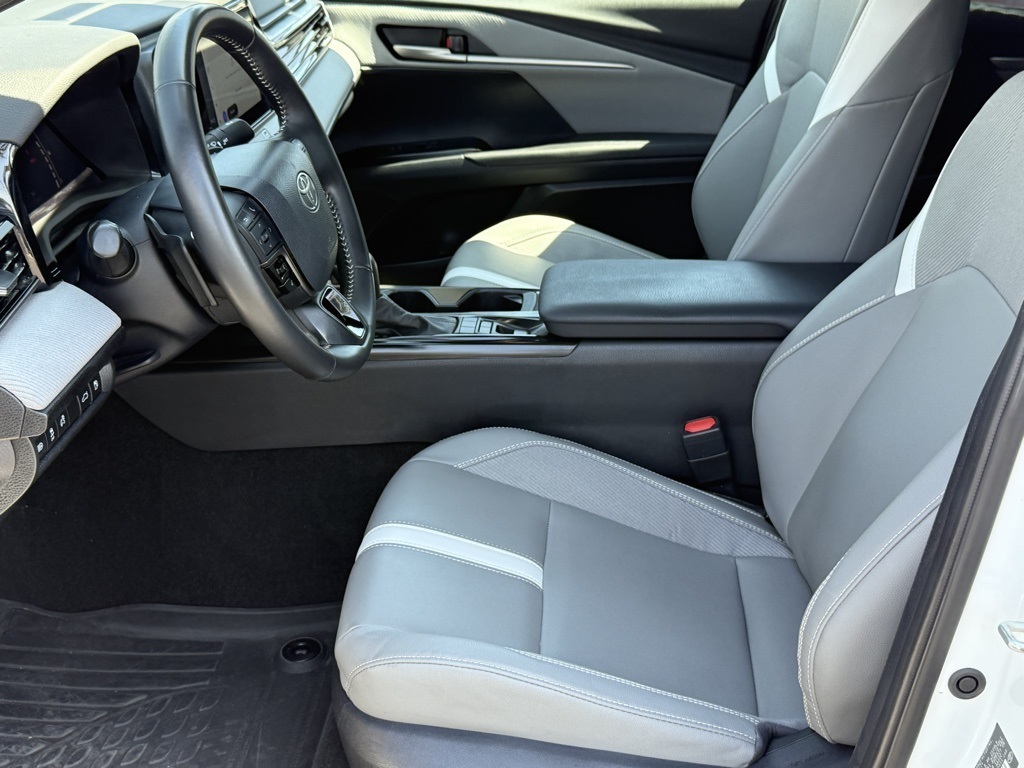 2025 Toyota Camry SE photo 16