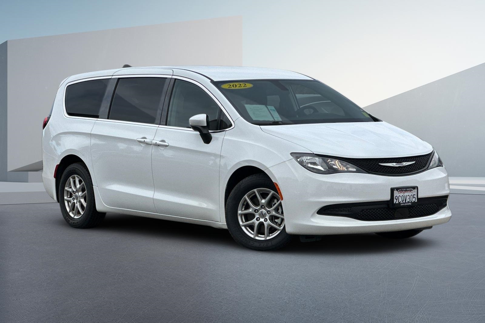 2022 Chrysler Voyager LX photo 2