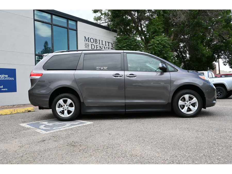 2012 Toyota Sienna LE photo 5
