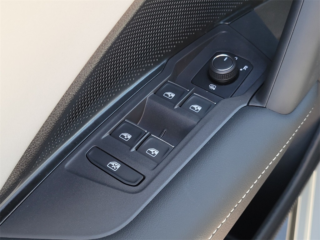 2025 Volkswagen Tiguan SE photo 14