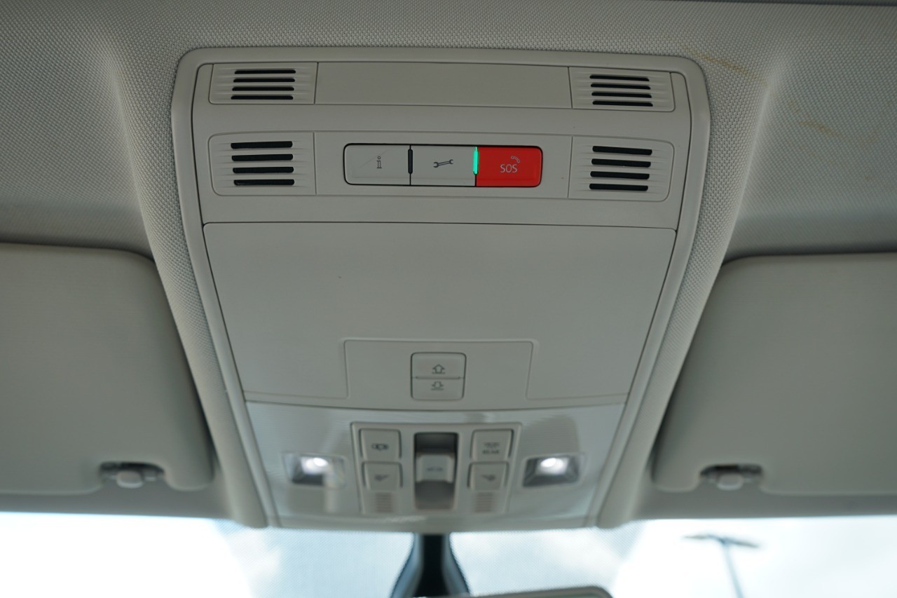 2020 Volkswagen Tiguan SEL photo 22