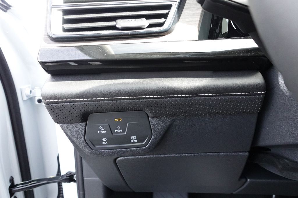 2025 Volkswagen Atlas SEL photo 18