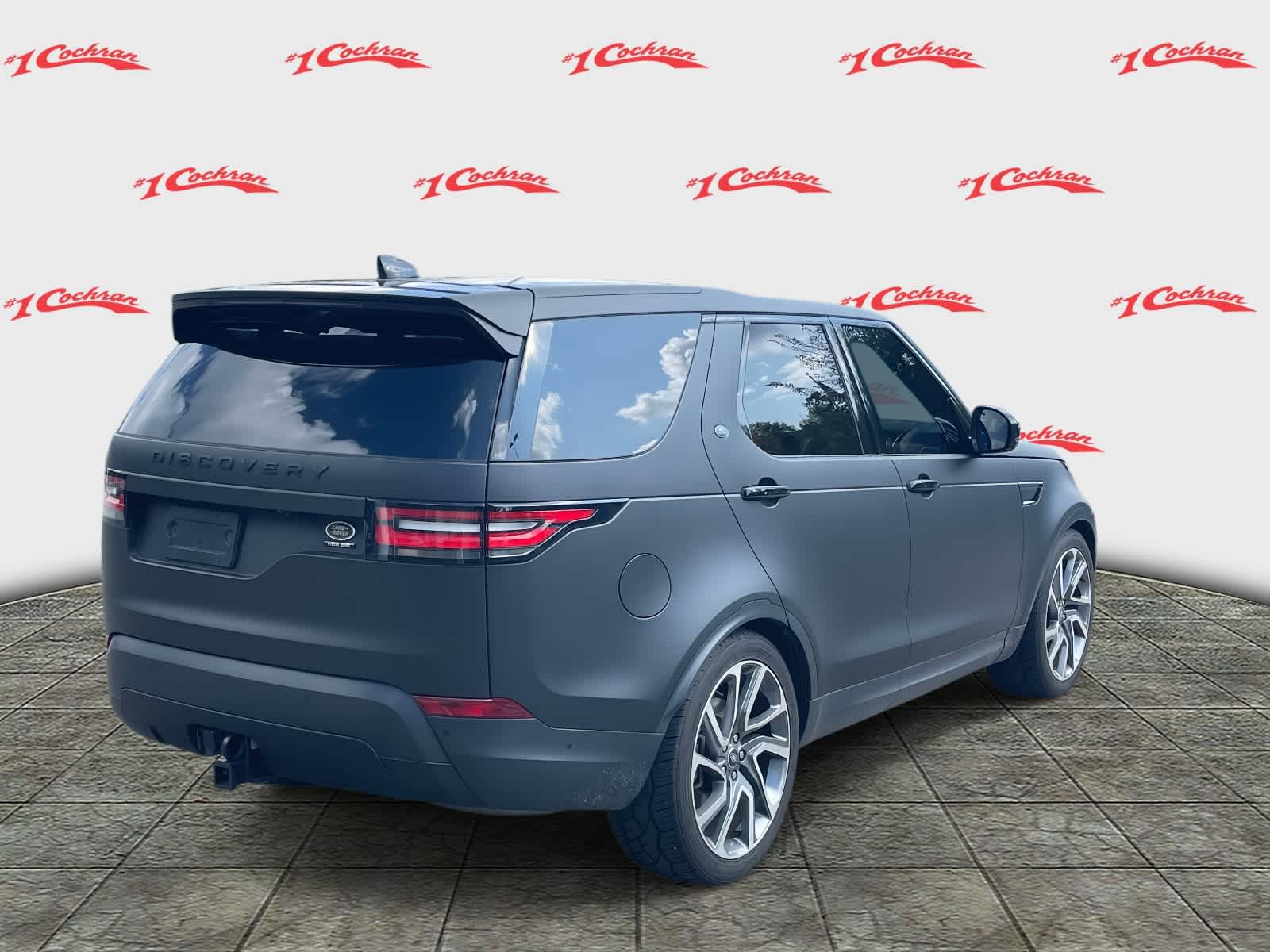 2020 Land Rover Discovery HSE Luxury photo 2