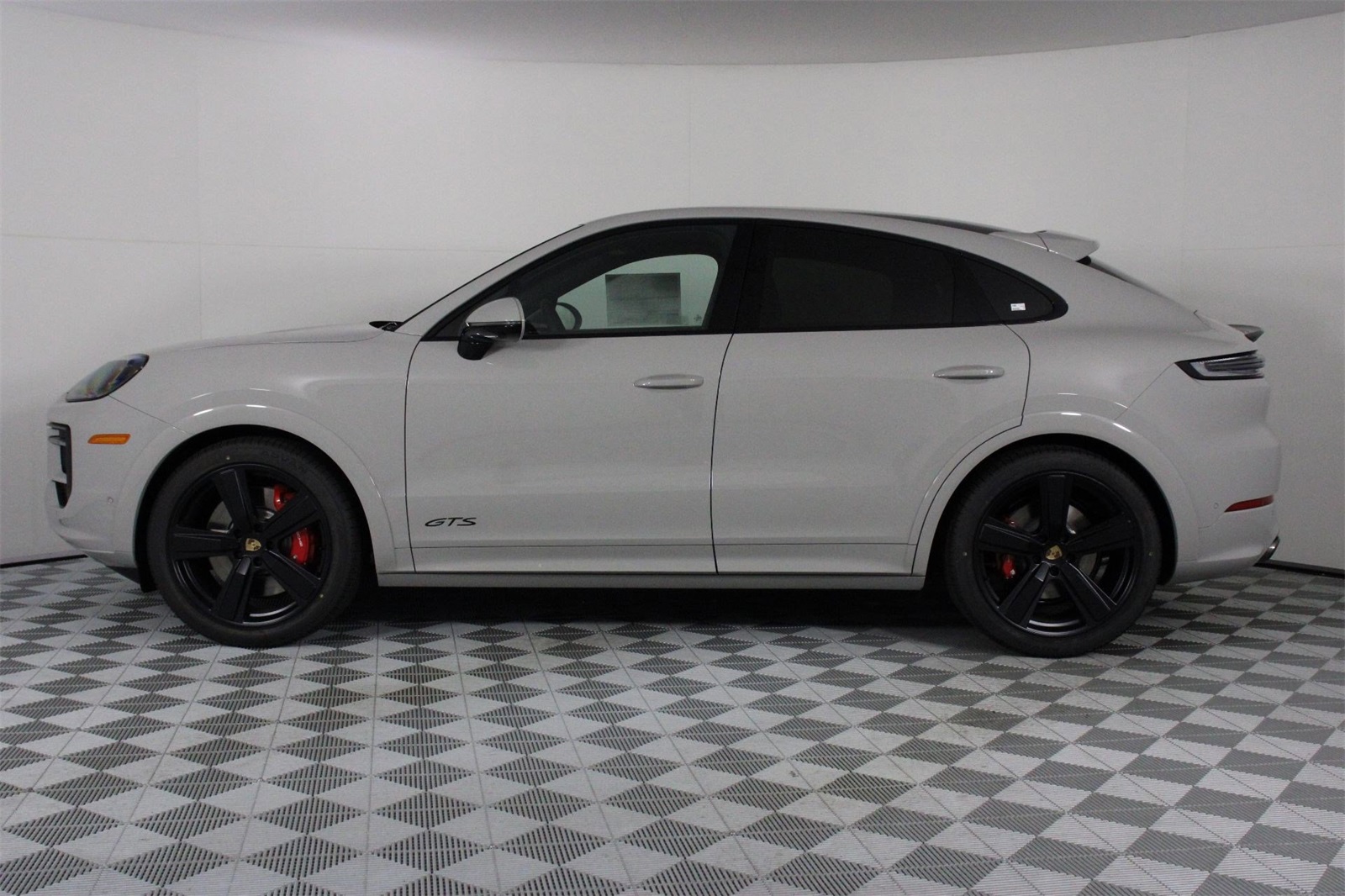 2025 Porsche Cayenne GTS photo 2