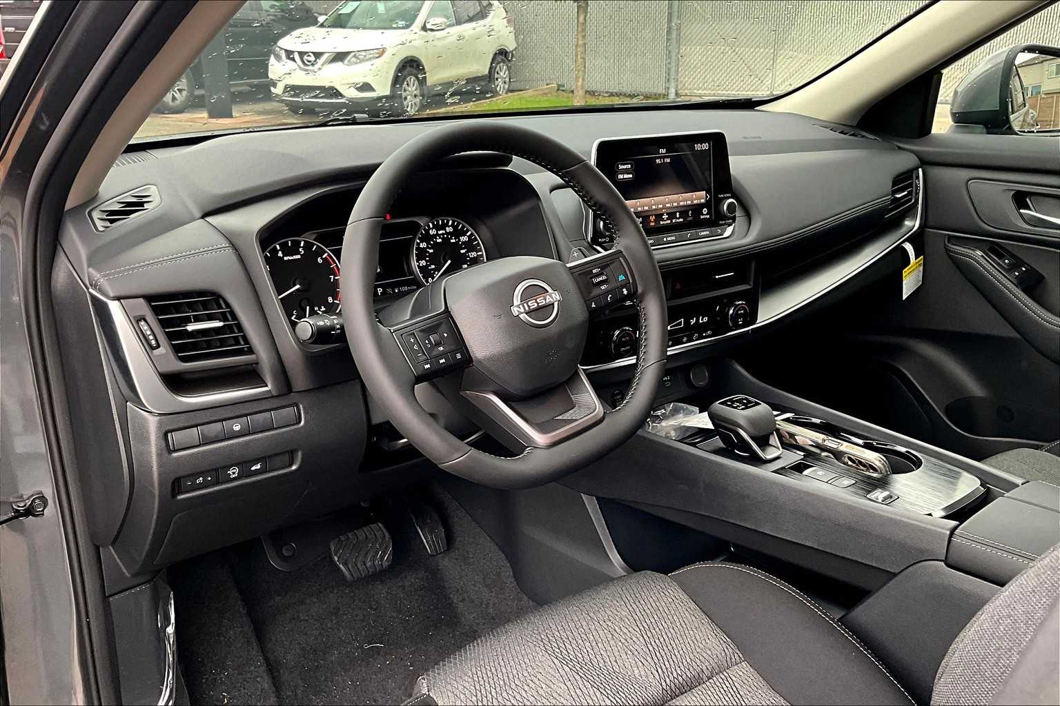 2025 Nissan Rogue SV photo 8