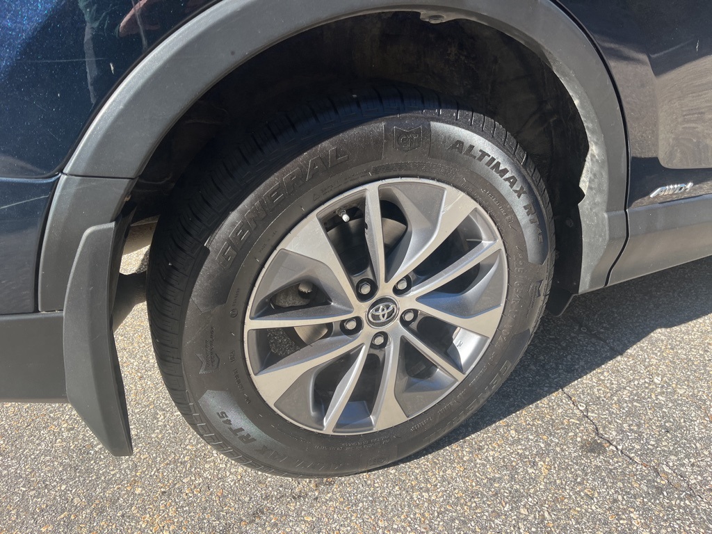 2018 Toyota RAV4 Hybrid XLE photo 2