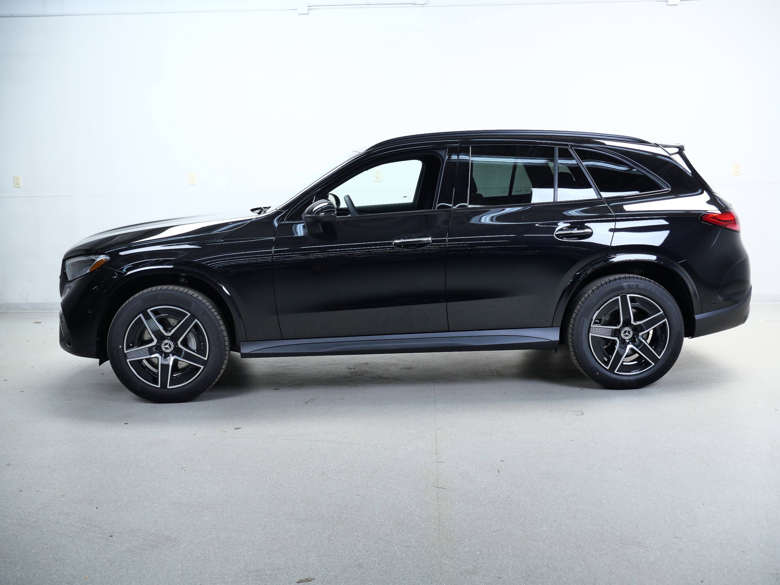 2026 Mercedes Benz GLC 300 4MATIC photo 4