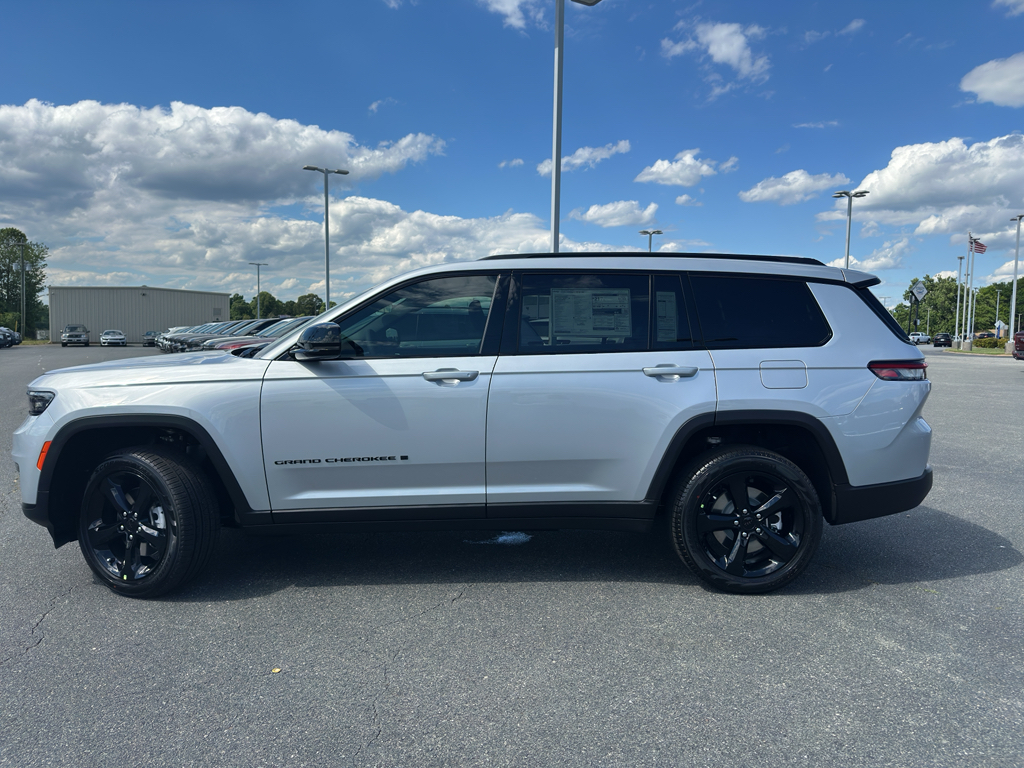 2025 Jeep Grand Cherokee Limited photo 3