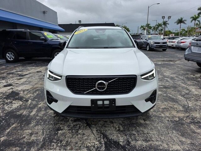 2024 Volvo XC40 Plus photo 2