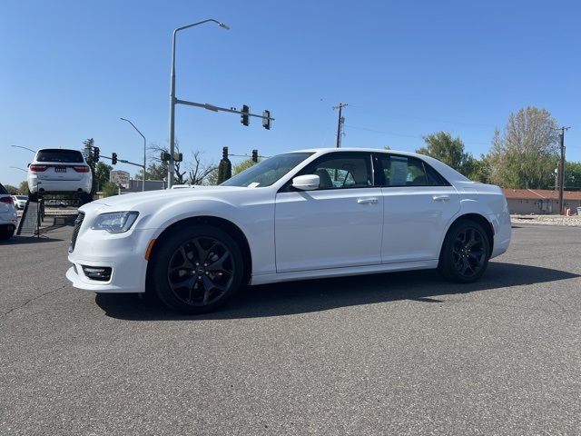 2023 Chrysler 300 Touring L photo 3