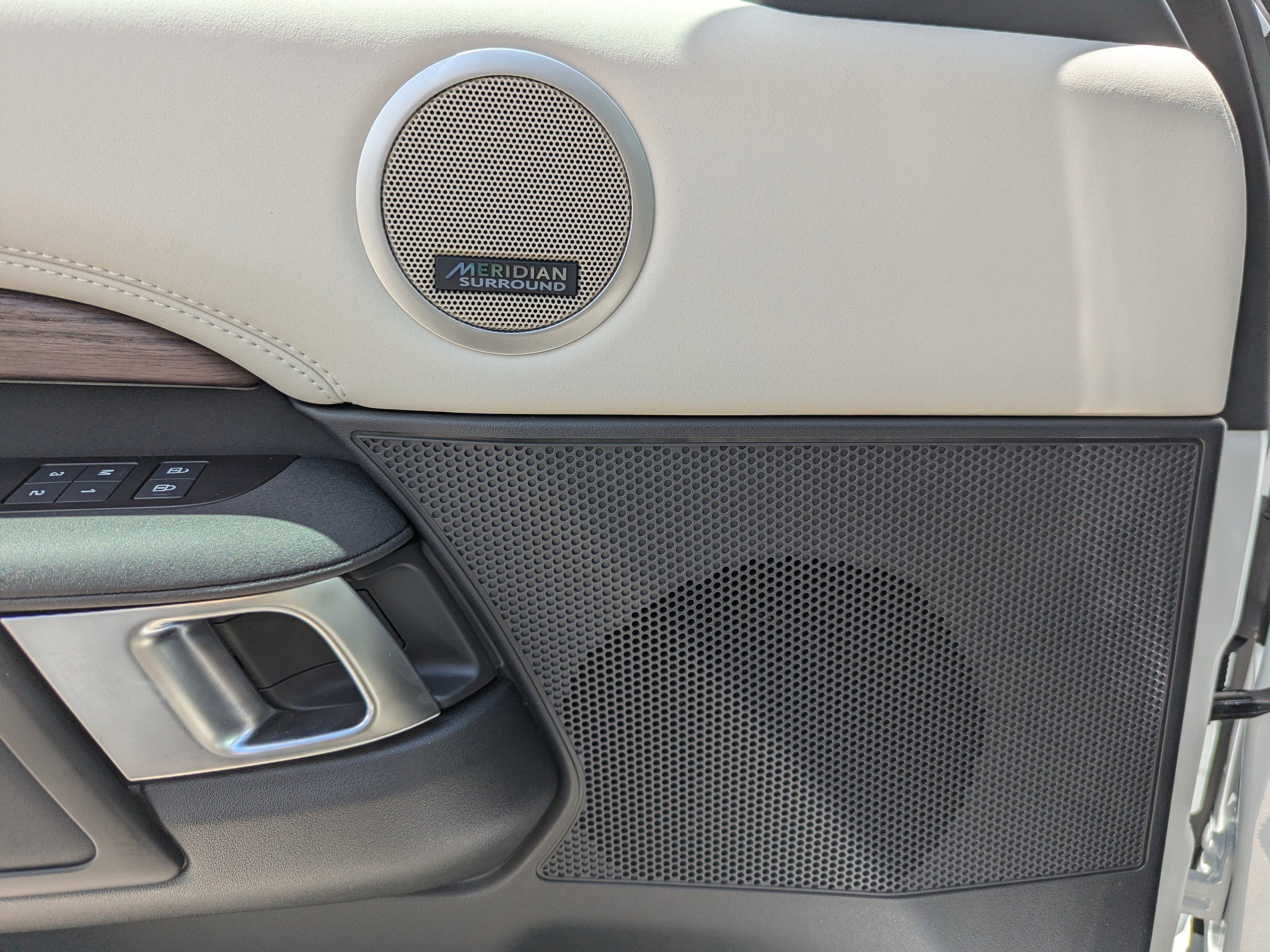 2025 Land Rover Discovery S photo 22