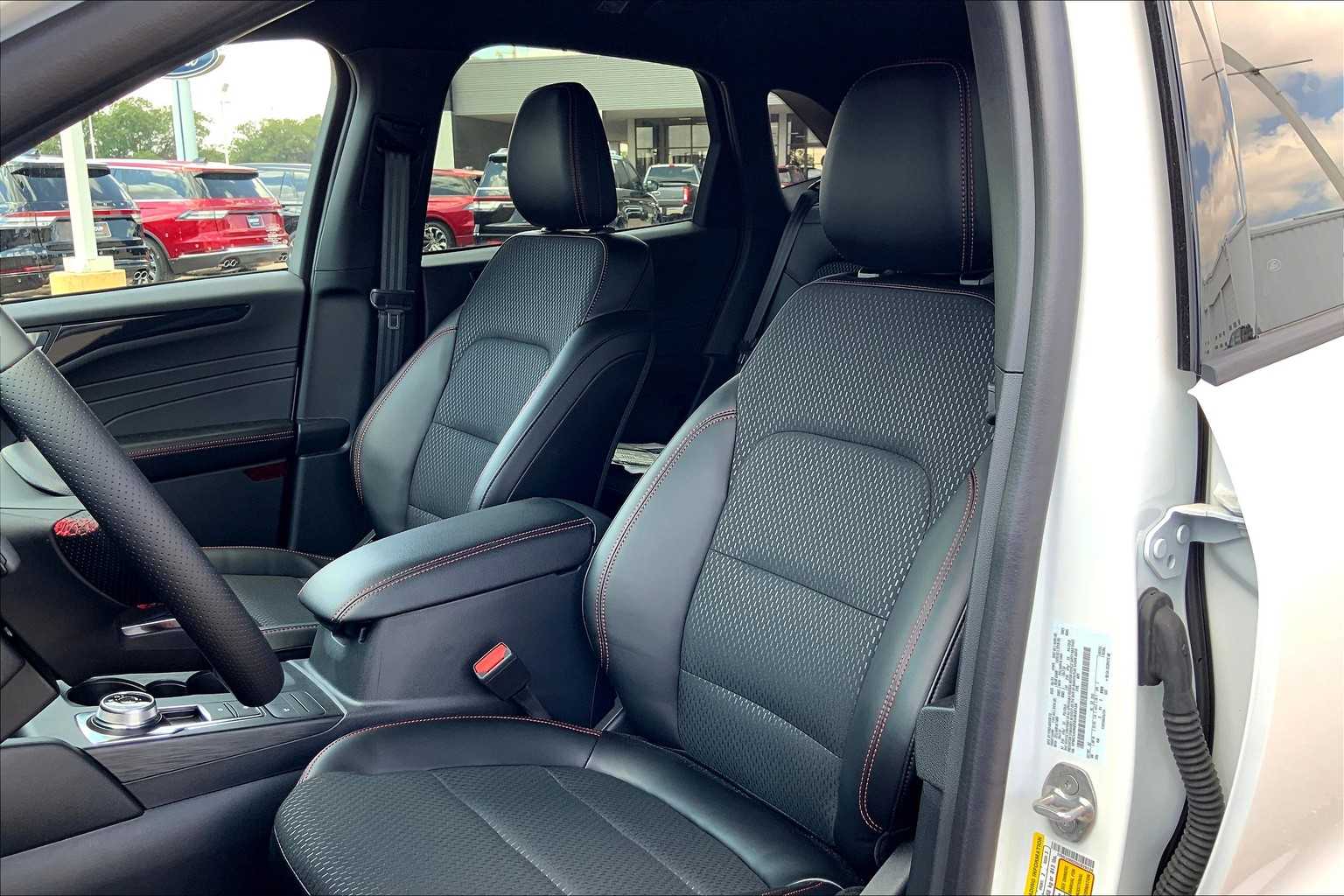 2025 Ford Escape ST-Line photo 9
