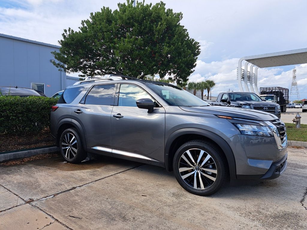 2024 Nissan Pathfinder Platinum photo 3
