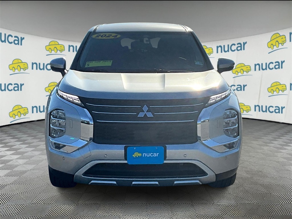 2024 Mitsubishi Outlander SE photo 2